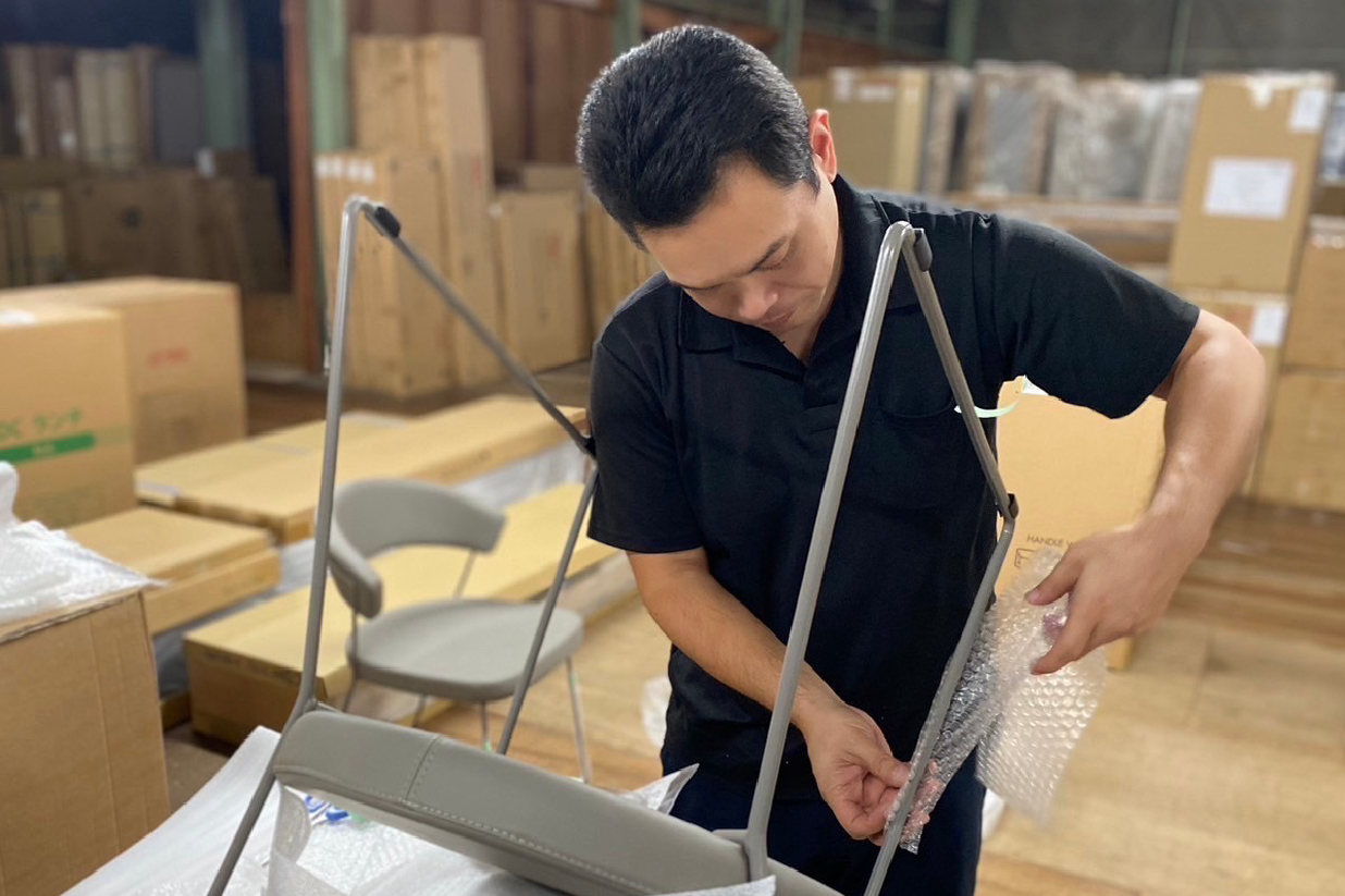 倉庫での検品・梱包作業の様子